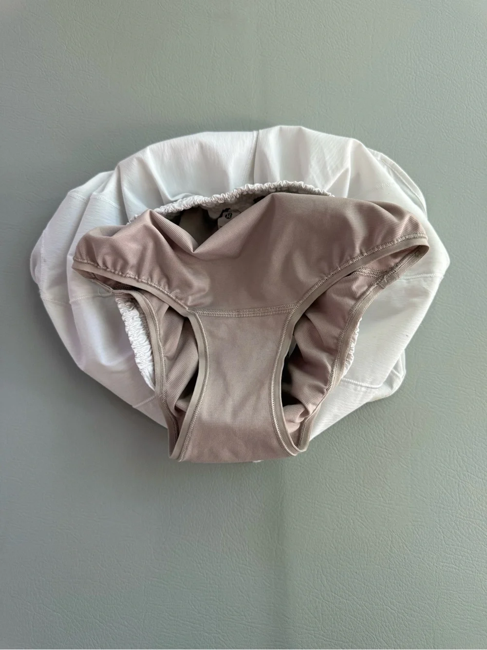 Lululemon White Hotty Hot High Rise Lined Shorts 3.5” Inseam Sz 4 LW7AWJT - Fair
